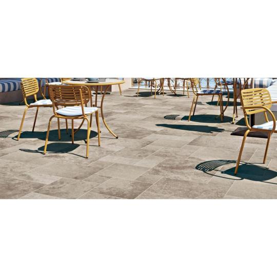 etterem kert terasz szurke bezs barna csuszasmentes greslap jarolap padloburkolat fagyallo nappali vegyes romai rakas bezs vilagos meszko travertin marvany kohatasu.jpg